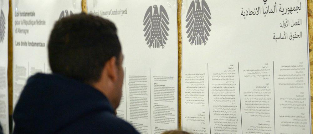 Flüchtlinge lesen am im Flüchtlingscamp Scheuen bei Celle das Grundgesetz auf Arabisch