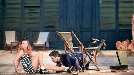 Ildebrando d’Arcangelo als Conte Almaviva hat seine Mühe, Anna Prohaskas Susanna hinterherzusteigen. 