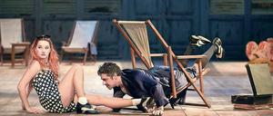 Ildebrando d’Arcangelo als Conte Almaviva hat seine Mühe, Anna Prohaskas Susanna hinterherzusteigen. 