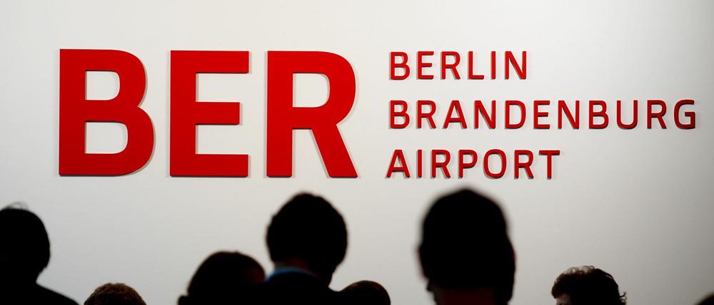 Wartende Journalisten während einer Aufsichtsratssitzung der Flughafengesellschaft auf dem Gelände des BER in Schönefeld. (Archivbild)