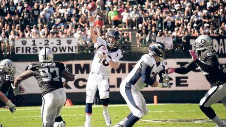 Ei am Wandern. Kaum ein Quarterback in der NFL kann den Ball so präzise nach vorn werfen wie Denvers Peyton Manning (Mitte). 
