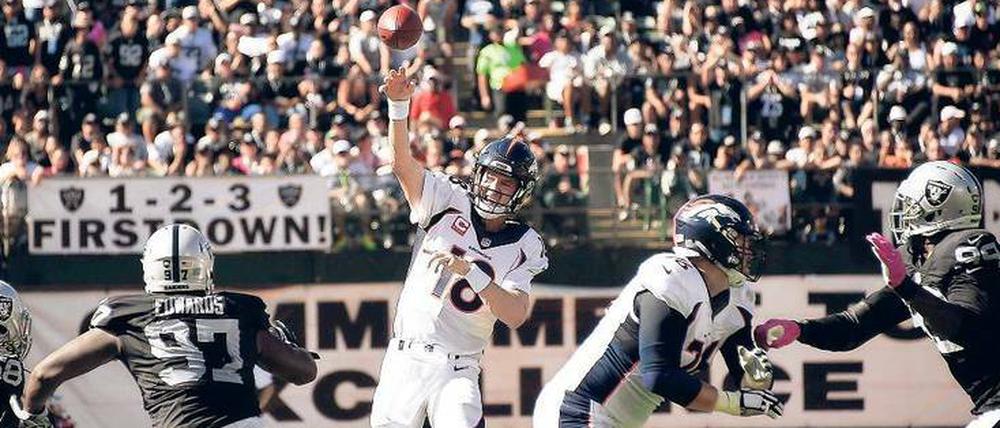 Ei am Wandern. Kaum ein Quarterback in der NFL kann den Ball so präzise nach vorn werfen wie Denvers Peyton Manning (Mitte).