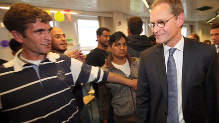 Der Regierende Bürgermeister Michael Müller besichtigt die Kleiderkammer in der Notunterkunft Karlshorst in Berlin und informiert sich über die Unterbringung von Flüchtlingen. Nun gab Müller Fehler im Umgang mit Flüchtlingen zu.