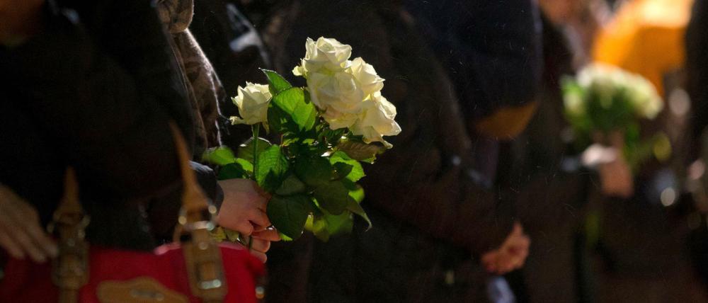 Weiße Rosen als Zeichen der Trauer.
