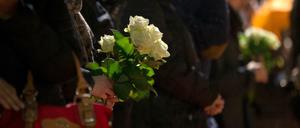 Weiße Rosen als Zeichen der Trauer. 