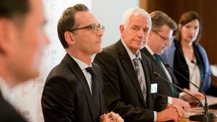 Treffen in Berlin: Bundesjustizminister Heiko Maas (SPD), der Justizminister des Landes Baden-Württemberg, Rainer Stickelberger (SPD), der Justizminister des Freistaates Bayern, Winfried Bausback (CSU), und die Justizministerin des Landes Sachsen-Anhalt, Angela Kolb (SPD) (v.l.n.r.)