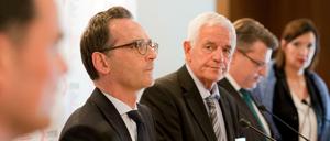 Treffen in Berlin: Bundesjustizminister Heiko Maas (SPD), der Justizminister des Landes Baden-Württemberg, Rainer Stickelberger (SPD), der Justizminister des Freistaates Bayern, Winfried Bausback (CSU), und die Justizministerin des Landes Sachsen-Anhalt, Angela Kolb (SPD) (v.l.n.r.)