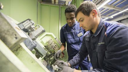 Mit dem Zuzug von Flüchtlingen könne der Fachkräftemangel bekämpft werden, so HDE-Chef Josef Sanktjohanser.