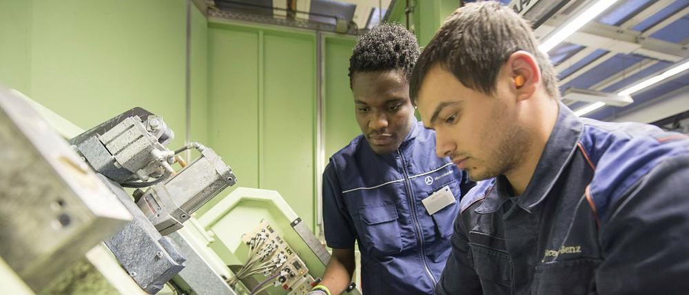 Mit dem Zuzug von Flüchtlingen könne der Fachkräftemangel bekämpft werden, so HDE-Chef Josef Sanktjohanser.