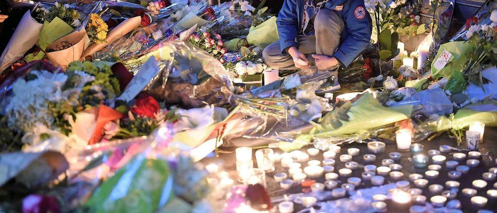Trauern und Solidarität mit den Opfern und ihren Angehörigen zeigen - das haben die Pariser am Samstag getan.