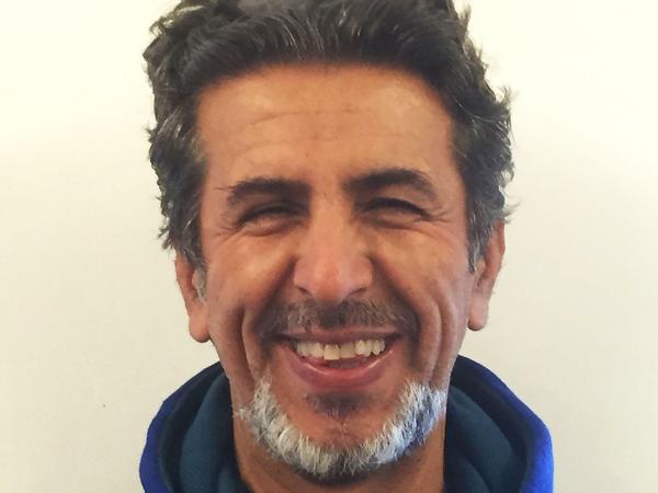 Hamid Mohammadi im selbst designten Hoody.