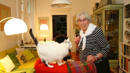 Zwei Zimmer Altbau, kleines Idyll. Doch ganz heimisch ist Marianne Epple (83) in Prenzlauer Berg noch nicht geworden. "Alle sind jung, schlank und dunkel angezogen."