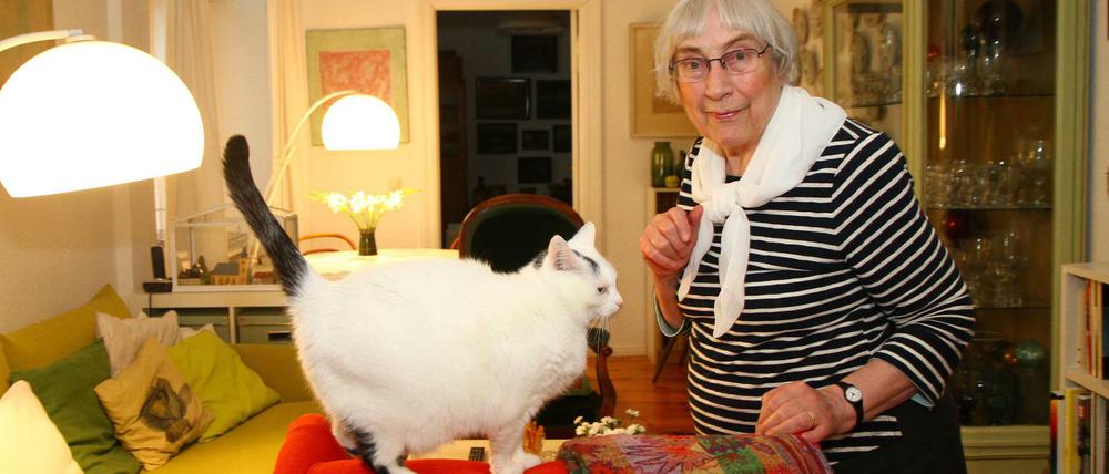 Zwei Zimmer Altbau, kleines Idyll. Doch ganz heimisch ist Marianne Epple (83) in Prenzlauer Berg noch nicht geworden. "Alle sind jung, schlank und dunkel angezogen."