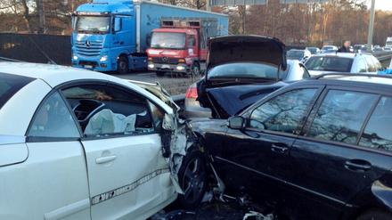 Mehrere demolierte Fahrzeuge stehen am Montag nach einer Massenkarambolage auf der Autobahn 6 bei Kaiserslautern. Mindestens 14 Menschen sind bei dem Unfall verletzt worden - drei von ihnen schwer.