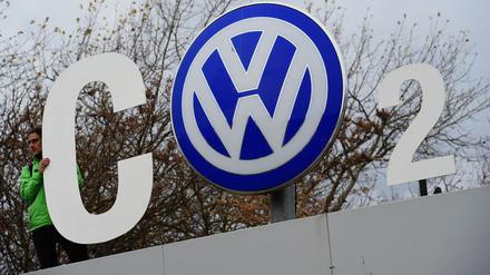 Greenpeace-Aktivisten protestieren bei VW in Wolfsburg gegen den den Abgas-Schwindel.