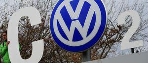 Greenpeace-Aktivisten protestieren bei VW in Wolfsburg gegen den den Abgas-Schwindel.