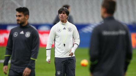 Joachim Löw leitet das Abschlusstraining vor dem Spiel in Paris.