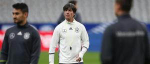 Joachim Löw leitet das Abschlusstraining vor dem Spiel in Paris.
