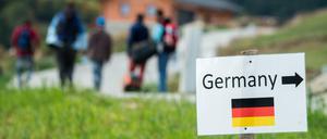 Was ist der richtige Weg? Für Deutschland und die Flüchtlinge? Ehemalige Schüler haben den Lehrerfunktionär Jürgen Mannke jetzt "Rassismus" in der Debatte vorgeworfen.