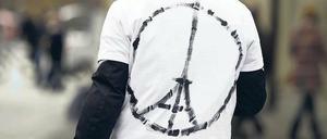 Der Eiffelturm als „Peace“-Symbol: Dieses Motiv breitet sich rasant in den Sozialen Netzwerken aus – und schaffte es in Berlin am Sonnabend schon auf ein Shirt.
