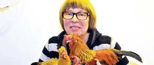 Handvoll Federvieh. Tierärztin Renate Lorenz mit ihren Zwerghühnern. Am 18. November wird ihre Praxis in Lichterfelde-Ost 30 Jahre alt.