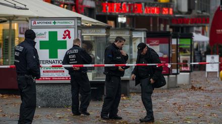 Polizisten stehen an einer Absperrung vor dem Institut Francais. Am Morgen wurde dort ein verdächtiger Gegenstand gefunden. Die Polizei sperrte den Bereich großflächig, konnte aber bald darauf Entwarnung geben.