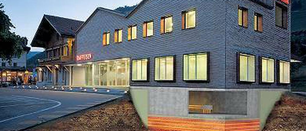 Das Bankgebäude der Raiffeisenbank in Chateau d’Oex, Schweiz, wurde mit zwei eTanks (Heizen und Kühlen) ausgestattet. 