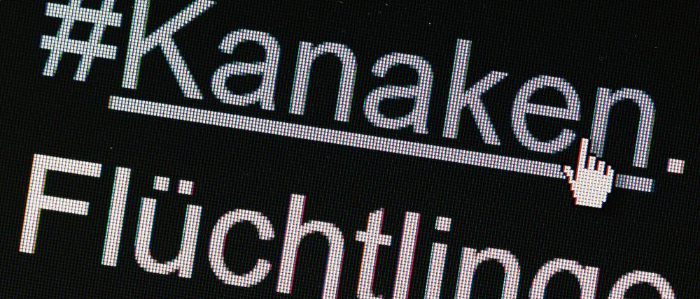 Der Hashtag «#Kanaken» ist auf einem Bildschirm über dem Schriftzug «Flüchtlinge» in Berlin auf einem Computer zu sehen. 