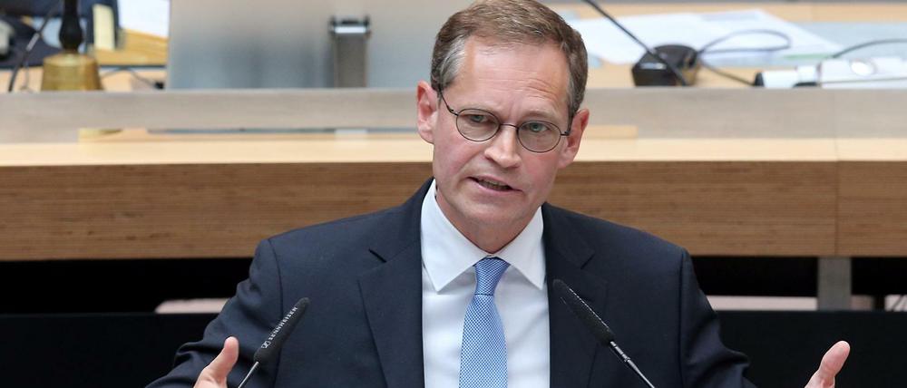 ARCHIV - Der Regierende Bürgermeister Michael Müller (SPD) spricht am 11.06.2015 während der Sitzung des Berliner Abgeordnetenhauses. Foto: Wolfgang Kumm/dpa +++(c) dpa - Bildfunk+++
