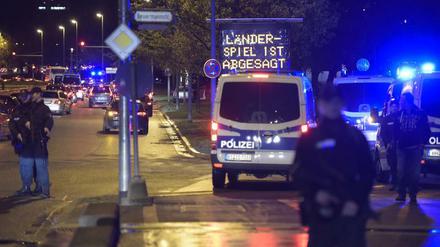 Viel Polizei und eine Absage. Das Länderspiel Deutschland - Holland konnte aus Sicherheitsgründen nicht stattfinden.