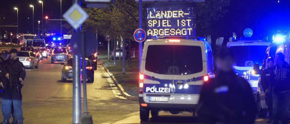 Viel Polizei und eine Absage. Das Länderspiel Deutschland - Holland konnte aus Sicherheitsgründen nicht stattfinden.