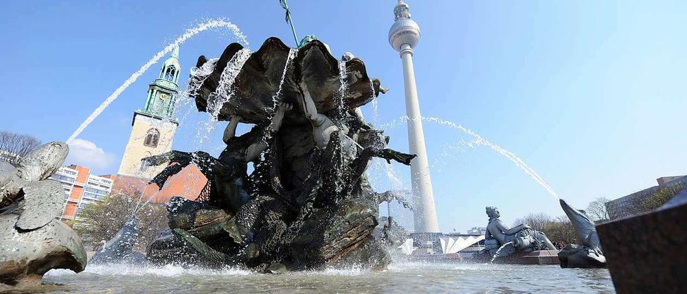 Fast 300 öffentlichen Brunnen gibt es in Berlin. Einer der schönsten ist der Neptunbrunnen vor dem Roten Rathaus.