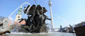Fast 300 öffentlichen Brunnen gibt es in Berlin. Einer der schönsten ist der Neptunbrunnen vor dem Roten Rathaus.