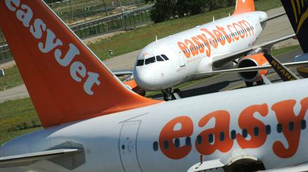 Ein Flugzeug der britischen Fluggesellschaft Easyjet am Berliner Flughafen Schönefeld.