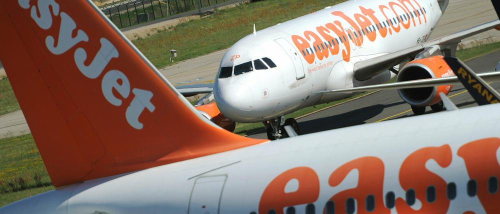 Ein Flugzeug der britischen Fluggesellschaft Easyjet am Berliner Flughafen Schönefeld.