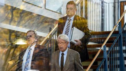 Aus dem Hintergrund: Reinhard Grindel (hier hinter der DFB-Interimsspitze Koch und Rauball), könnte der nächste DFB-Präsident werden.