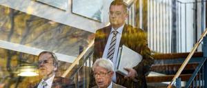 Aus dem Hintergrund: Reinhard Grindel (hier hinter der DFB-Interimsspitze Koch und Rauball), könnte der nächste DFB-Präsident werden.