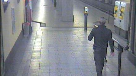 So sieht der mutmaßliche Täter von hinten aus. Das Bild einer BVG-Überwachungskamera stammt aus dem U-Bahnhof Rüdesheimer Platz.