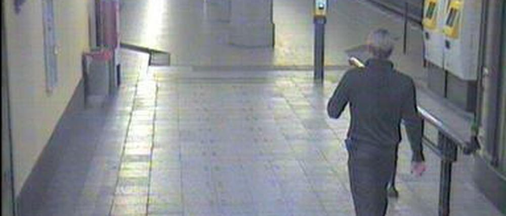 So sieht der mutmaßliche Täter von hinten aus. Das Bild einer BVG-Überwachungskamera stammt aus dem U-Bahnhof Rüdesheimer Platz.