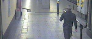 So sieht der mutmaßliche Täter von hinten aus. Das Bild einer BVG-Überwachungskamera stammt aus dem U-Bahnhof Rüdesheimer Platz.