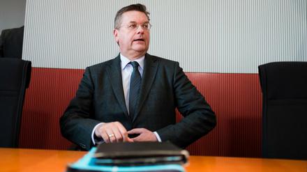 Der Schatzmeister des Deutschen Fußball-Bundes (DFB), Reinhard Grindel (CDU),,bei einer Sitzung des Sportausschusses des Bundestages.