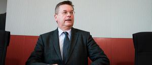 Der Schatzmeister des Deutschen Fußball-Bundes (DFB), Reinhard Grindel (CDU),,bei einer Sitzung des Sportausschusses des Bundestages.
