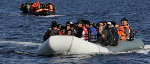 Flüchtlinge erreichen am Montag auf einem überladenen Schlauchboot die griechische Insel Lesbos. Täglich sind bis zu 100 Boote unterwegs. 