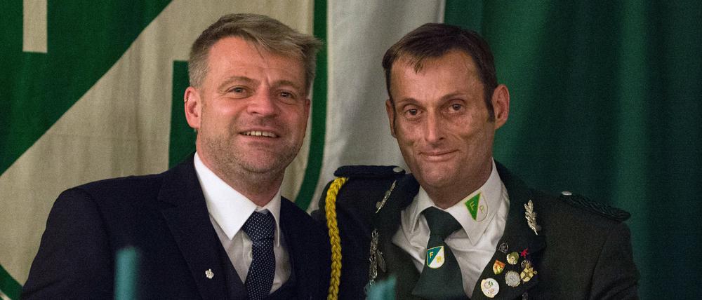 Udo Figge (r), König der Bilker Schützen, sitzt am 03.10.2015 mit seinem Ehemann Dirk Jehle (l) während der Krönungsfeier in Düsseldorf am Tisch. Ein schwules Schützenkönigspaar hatte nicht jedem gefallen. Trotzdem hat sich der Dachverband der Schützen nun zu mehr Offenheit bekannt. 
