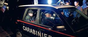 Geht dem Sport auch in Deutschland ein Blaulicht auf? In anderen Ländern, wie hier in Italien bei den Olympischen Winterspielen 2006 in Turin, greifen Polizisten und Staatsanwälte schon seit Jahren beim Doping durch.