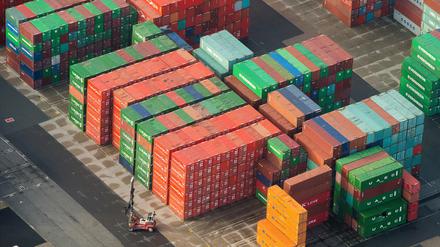 Container im Hamburger Hafen auf dem Terminal Burchardkai.