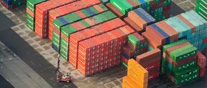 Container im Hamburger Hafen auf dem Terminal Burchardkai.