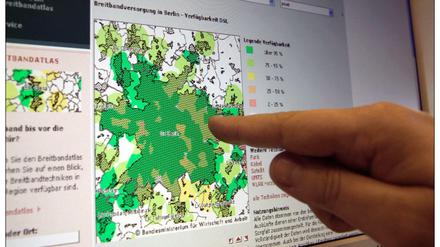 Eine Internetseite zeigt die Verfügbarkeit von DSL in Berlin. In der Großstadt geht es halbwegs schnell zu - auf dem Land surfen viele noch im Schneckentempo.