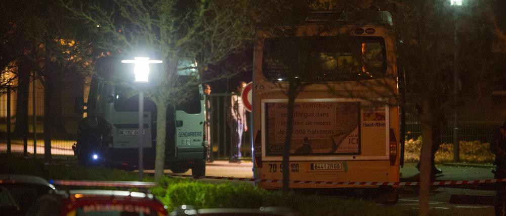 Polizisten in Frankreich inspizieren den Schulbus in Hegenheim, in dem ein 12-jähriger Schüler erschossen worden ist.