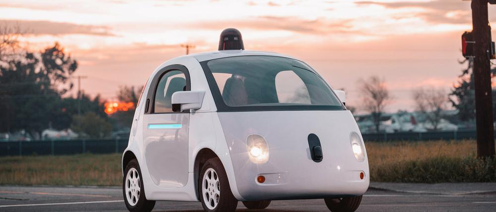 Wir brauche ein schnelles, drahtloses Netz zur Übertragung von Daten, sagt der CDU-Politiker Thomas Jarzombek. Er meint: Ohne Netz kommen auch andere Techniken nicht weiter, etwas das selbstfahrende Auto. Dieses Bild zeigt einen Prototyp von Googles fahrerlosem Auto.